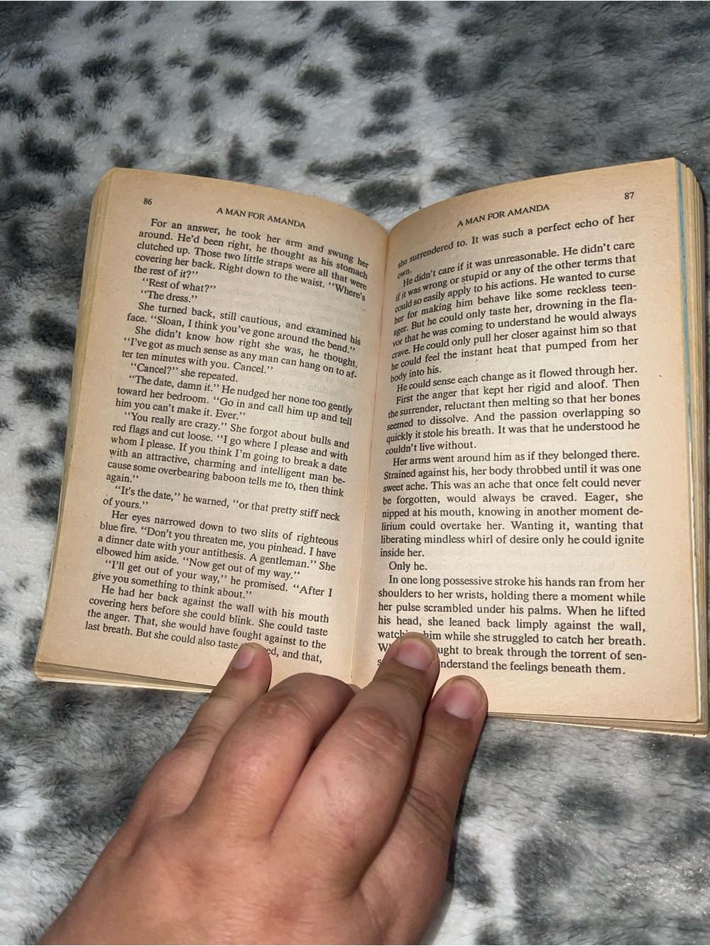 Nora Roberts paperback book - Picture 5 of 7